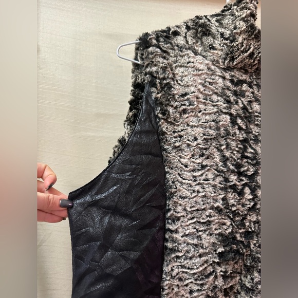 Dolce Cabo Faux Fur Vest – Women’s Medium – Y2K Style Zip Up or Open Front - Picture 8 of 8